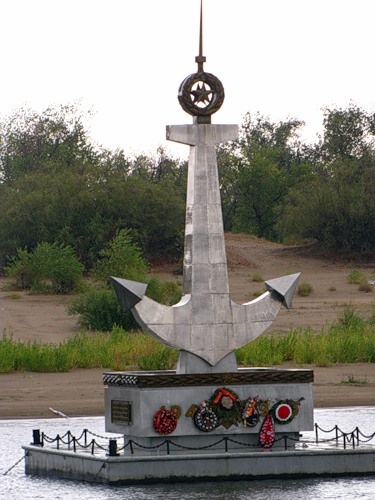 Памятник Волге и ее «рыцарям»