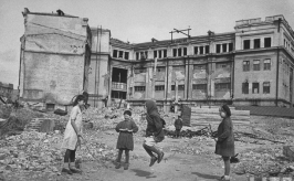 Школьные занятия юных сталинградцев