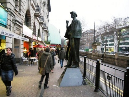 17 лет назад В Лондоне на Бейкер-стрит открыт памятник Шерлоку Холмсу 