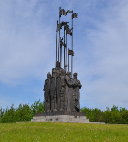 Памятник дружинам Александра Невского на горе Соколиха